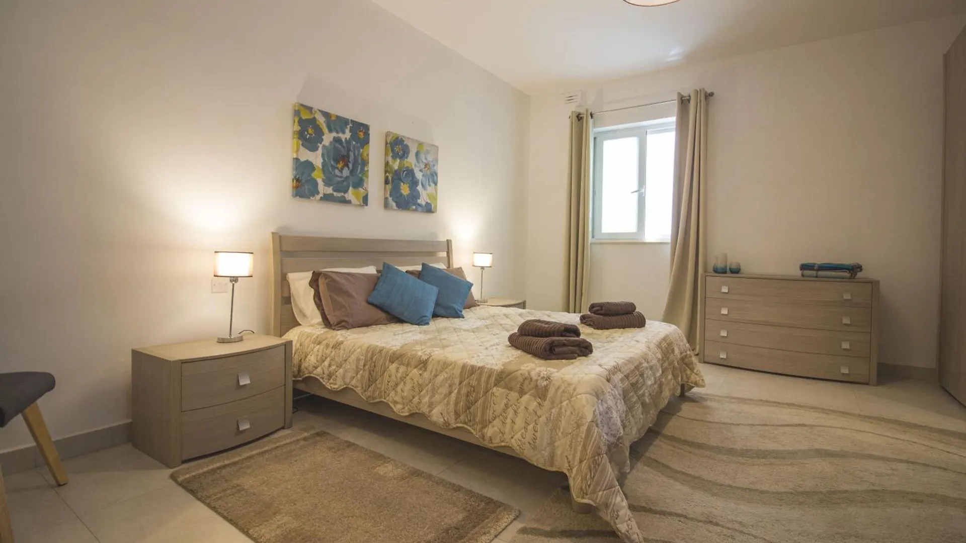 The Strand Luxurious Seafront Apartment Sliema