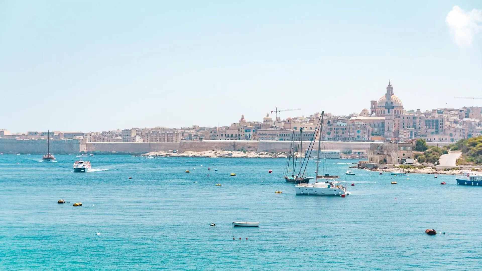 The Strand Luxurious Seafront Apartment Sliema
