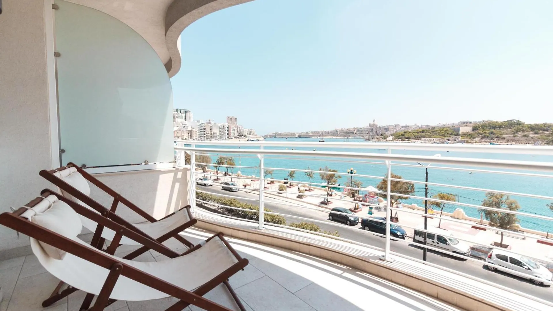 The Strand Luxurious Seafront Apartment Sliema