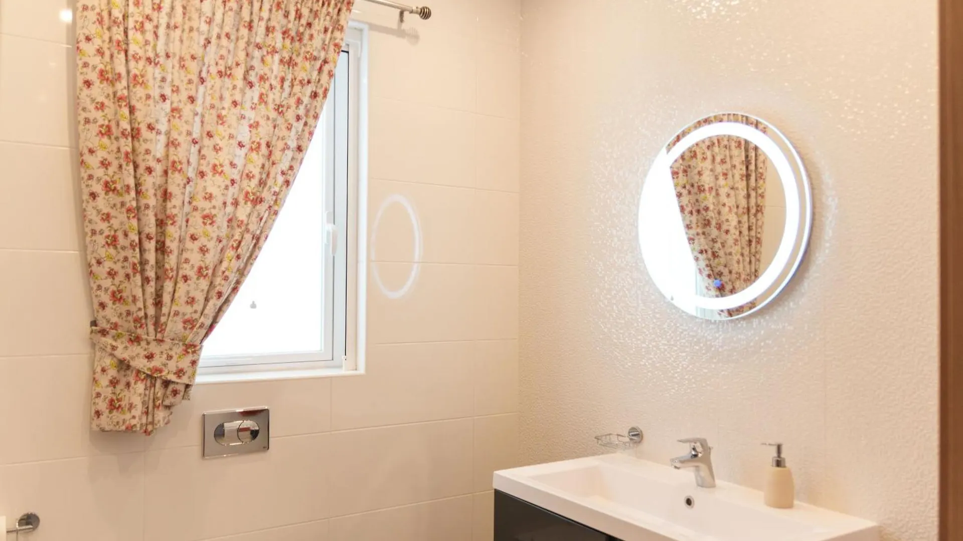 The Strand Luxurious Seafront Apartment Sliema
