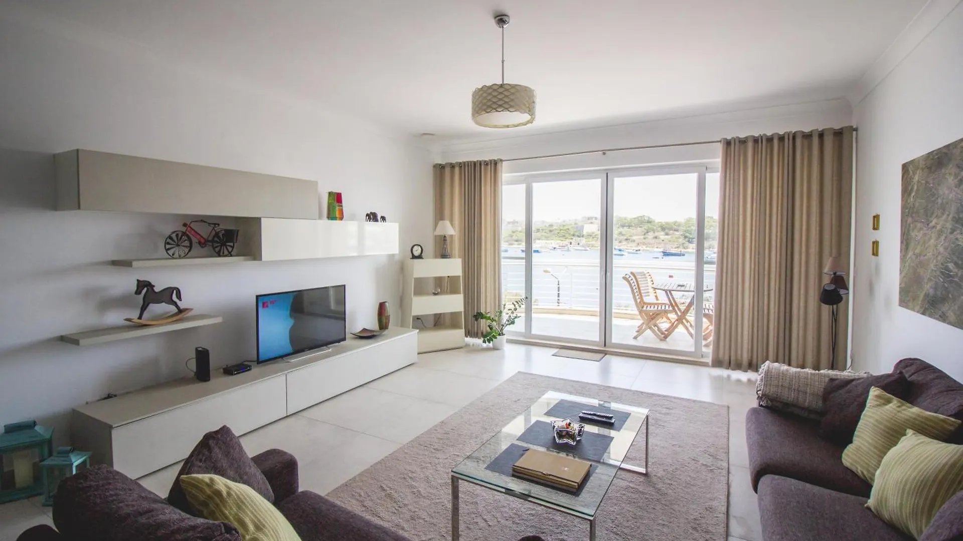 The Strand Luxurious Seafront Apartment Sliema