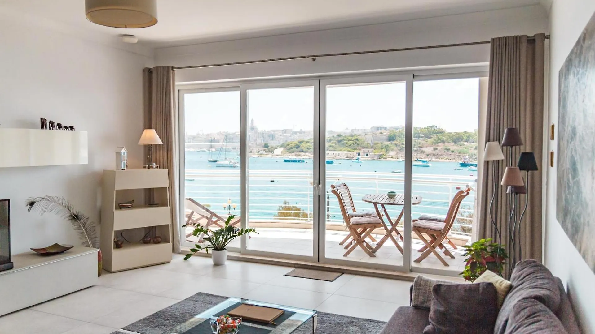 The Strand Luxurious Seafront Apartment Sliema